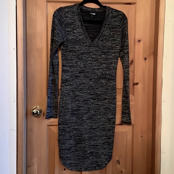 Wilfred Aritzia Grey Black V neck Long Sleeve Stretch Dress, Scoop hem size M - Picture 1 of 3